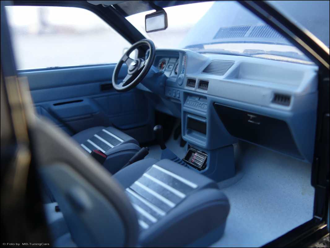 1:18 Ford Escort XR3i Black Edition Diecast